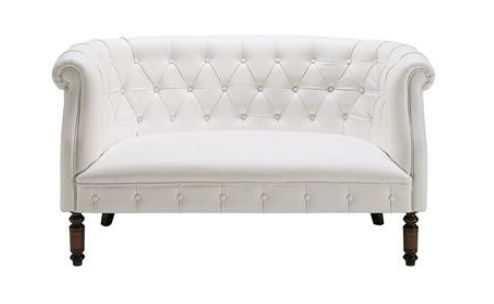 Двухместный диван белого цвета с обивкой из ткани.