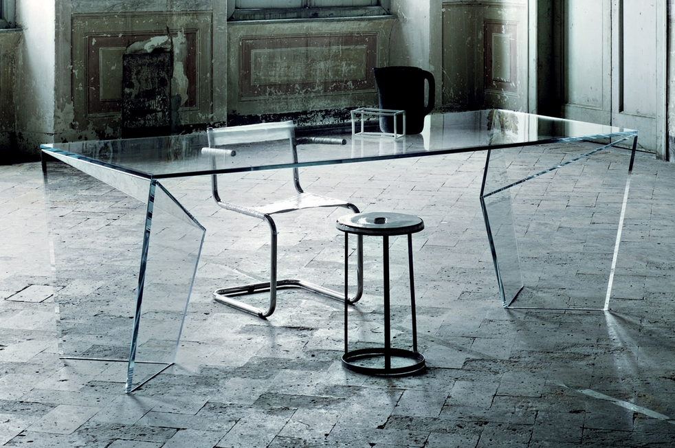 Мебель из стекла: столы и не только