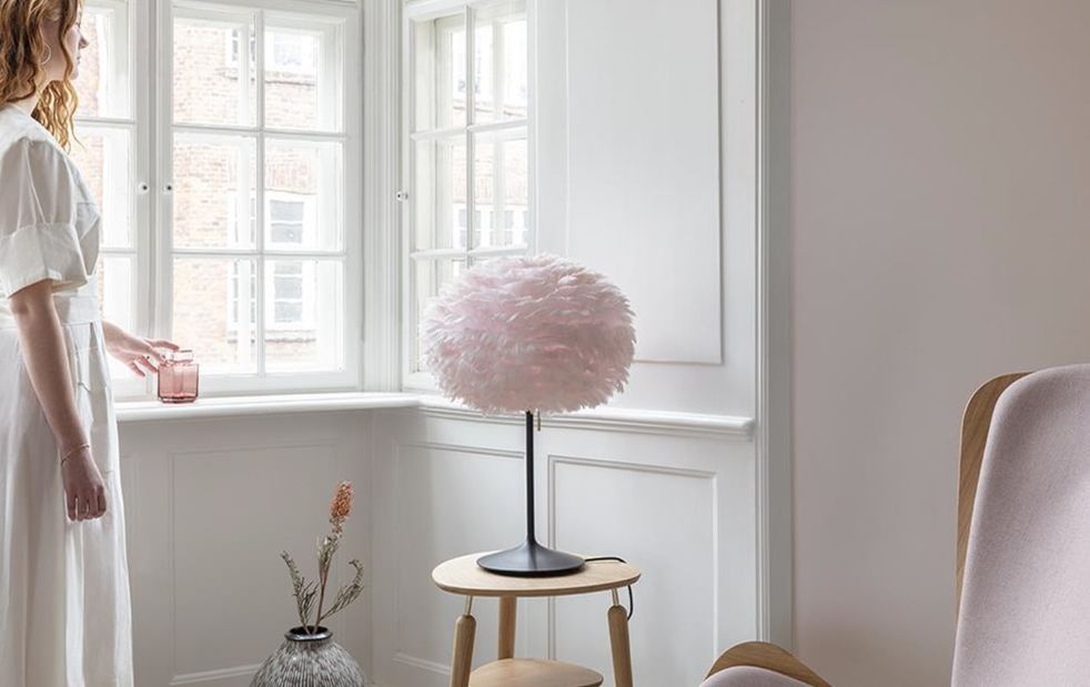 Интерьер в стиле «барбикор»: мебель и освещение в розовом цвете