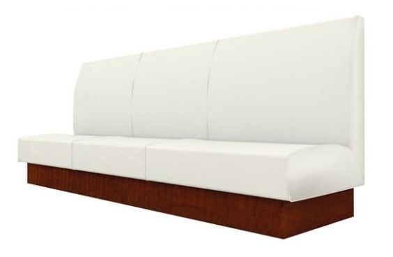 Клубный диван белого цвета на деревянной платформе