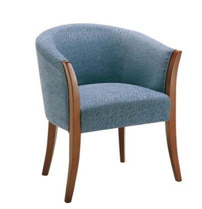 Кресло 104 на деревянных ножках с голубой обивкой.
