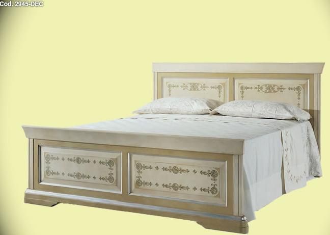Кровать, модель 2945 (184x214xh70/111) от 2 100 евро. Отделка -  окрашенное дерево, ручная роспись. Решётка и матрац в цену не входят.