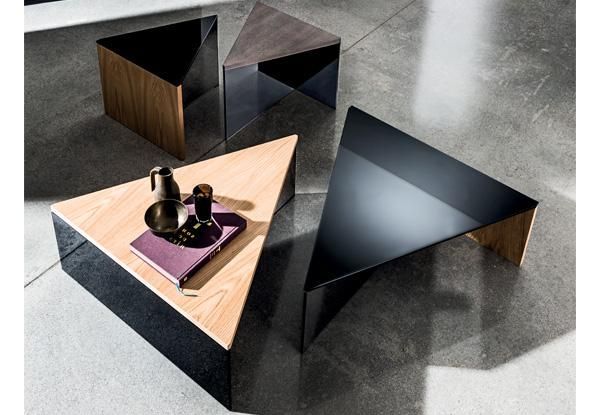 Современный треугольный журнальный стол на стеклянной базе SovetItalia Regolo