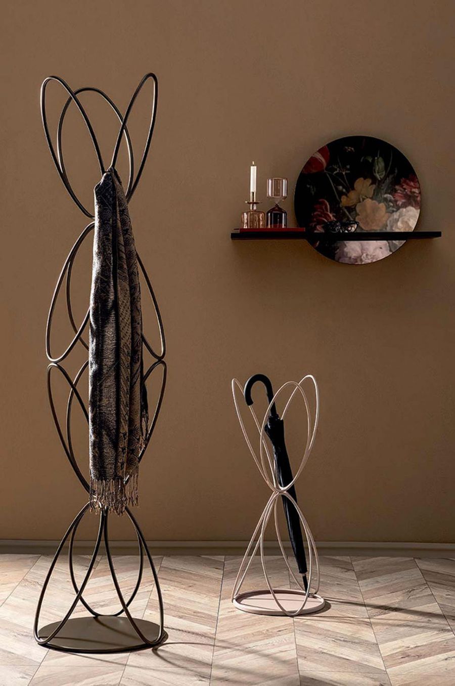 Стильная вешалка Tonin Casa Vanity Coat Hanger 7410